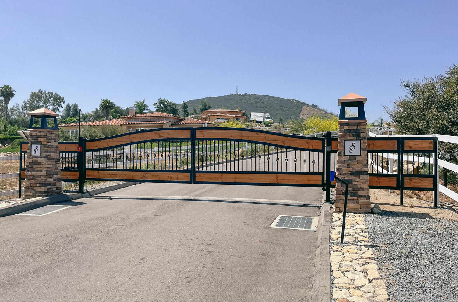 Automated swinging metal gate - Valley Center